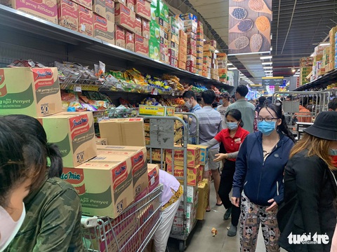 TP.HCM: Nhiều người vội đi mua thực phẩm, siêu thị sẵn sàng tăng nguồn cung - Ảnh 5. TP.HCM: Nhiều người vội đi mua thực phẩm, siêu thị sẵn sàng tăng nguồn cung - Ảnh 5.