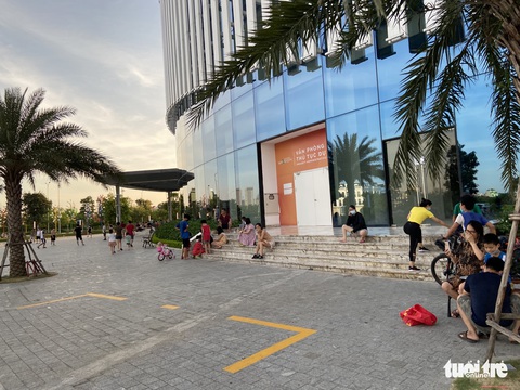Dân chung cư ở Hà Nội ‘tung tăng’ dắt thú cưng đi dạo, thả diều, tụ tập đá cầu - Ảnh 2. Dân chung cư ở Hà Nội ‘tung tăng’ dắt thú cưng đi dạo, thả diều, tụ tập đá cầu - Ảnh 2.