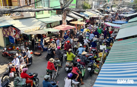 TP.HCM: Nhiều người vội đi mua thực phẩm, siêu thị sẵn sàng tăng nguồn cung - Ảnh 1. TP.HCM: Nhiều người vội đi mua thực phẩm, siêu thị sẵn sàng tăng nguồn cung - Ảnh 1.