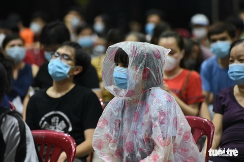 ‘Đừng khóc nha con, mấy cô chú mệt rồi’ - Ảnh 11. ‘Đừng khóc nha con, mấy cô chú mệt rồi’ - Ảnh 11.