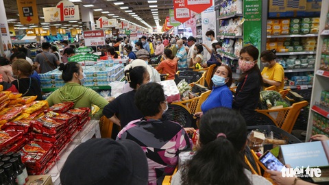 TP.HCM: Nhiều người vội đi mua thực phẩm, siêu thị sẵn sàng tăng nguồn cung - Ảnh 9. TP.HCM: Nhiều người vội đi mua thực phẩm, siêu thị sẵn sàng tăng nguồn cung - Ảnh 9.