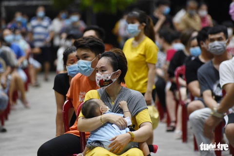 ‘Đừng khóc nha con, mấy cô chú mệt rồi’ - Ảnh 5. ‘Đừng khóc nha con, mấy cô chú mệt rồi’ - Ảnh 5.