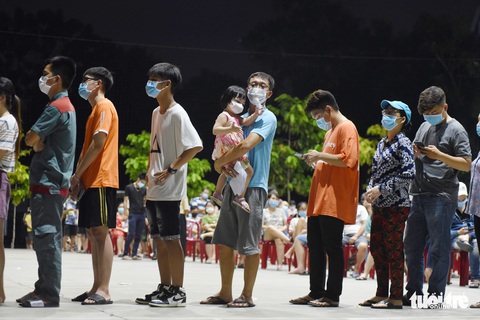 ‘Đừng khóc nha con, mấy cô chú mệt rồi’ - Ảnh 6. ‘Đừng khóc nha con, mấy cô chú mệt rồi’ - Ảnh 6.