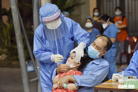 ‘Đừng khóc nha con, mấy cô chú mệt rồi’ - Ảnh 9. ‘Đừng khóc nha con, mấy cô chú mệt rồi’ - Ảnh 9.
