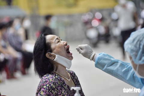 ‘Đừng khóc nha con, mấy cô chú mệt rồi’ - Ảnh 10. ‘Đừng khóc nha con, mấy cô chú mệt rồi’ - Ảnh 10.