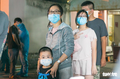 Cha mẹ cùng con xếp hàng lấy mẫu xét nghiệm lúc nửa đêm về sáng - Ảnh 7. Cha mẹ cùng con xếp hàng lấy mẫu xét nghiệm lúc nửa đêm về sáng - Ảnh 7.