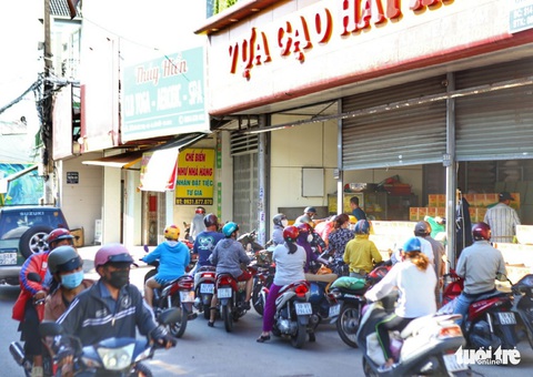 TP.HCM: Nhiều người vội đi mua thực phẩm, siêu thị sẵn sàng tăng nguồn cung - Ảnh 7. TP.HCM: Nhiều người vội đi mua thực phẩm, siêu thị sẵn sàng tăng nguồn cung - Ảnh 7.