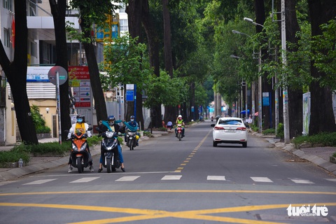 Đường phố TP.HCM vắng vẻ lạ thường sáng chủ nhật - Ảnh 3. Đường phố TP.HCM vắng vẻ lạ thường sáng chủ nhật - Ảnh 3.