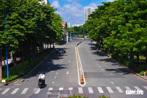 Đường phố TP.HCM vắng vẻ lạ thường sáng chủ nhật - Ảnh 10. Đường phố TP.HCM vắng vẻ lạ thường sáng chủ nhật - Ảnh 10.