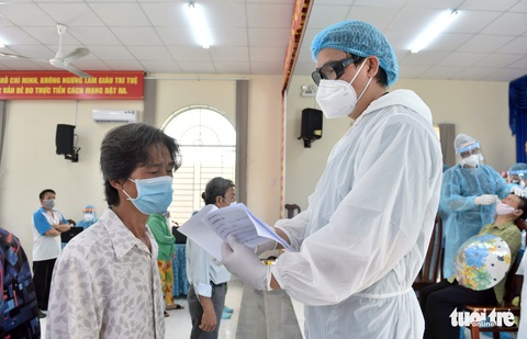 Gò Vấp tăng cường lấy mẫu các phường điểm nóng COVID-19 - Ảnh 4. Gò Vấp tăng cường lấy mẫu các phường điểm nóng COVID-19 - Ảnh 4.