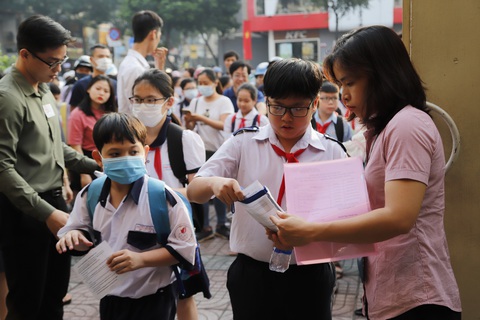 Trường THPT chuyên Trần Đại Nghĩa dời lịch thu hồ sơ tuyển sinh lớp 6 - Ảnh 1. Trường THPT chuyên Trần Đại Nghĩa dời lịch thu hồ sơ tuyển sinh lớp 6 - Ảnh 1.
