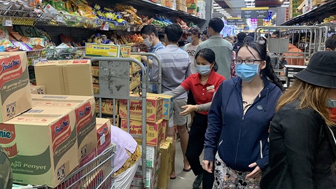 Chẳng có lý do gì phải chen mua... 10 thùng mì tích trữ rồi ăn không hết - Ảnh 1. Chẳng có lý do gì phải chen mua... 10 thùng mì tích trữ rồi ăn không hết - Ảnh 1.