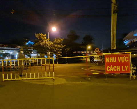 Bình Dương khẩn cấp cách ly một phần khu Hiệp Thành 3 trong đêm vì nghi COVID-19 - Ảnh 2. Bình Dương khẩn cấp cách ly một phần khu Hiệp Thành 3 trong đêm vì nghi COVID-19 - Ảnh 2.