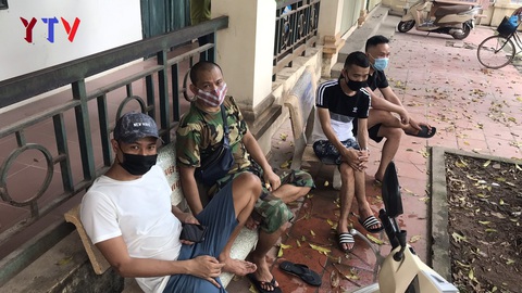 Khởi tố thanh niên vượt chốt phòng dịch ăn nhậu, đấm người thi hành công vụ - Ảnh 1. Khởi tố thanh niên vượt chốt phòng dịch ăn nhậu, đấm người thi hành công vụ - Ảnh 1.