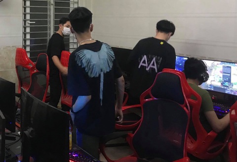Bất chấp lệnh cấm, quán game thiết kế phòng kín vẫn cho khách vào chơi - Ảnh 1. Bất chấp lệnh cấm, quán game thiết kế phòng kín vẫn cho khách vào chơi - Ảnh 1.