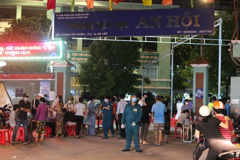 Chen chúc lấy mẫu xét nghiệm COVID-19 tiềm ẩn nguy cơ lây lan dịch - Ảnh 4. Chen chúc lấy mẫu xét nghiệm COVID-19 tiềm ẩn nguy cơ lây lan dịch - Ảnh 4.