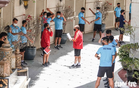 Tuyển Việt Nam tập nhẹ dưới cái nắng bỏng rát 42 độ - Ảnh 3. Tuyển Việt Nam tập nhẹ dưới cái nắng bỏng rát 42 độ - Ảnh 3.