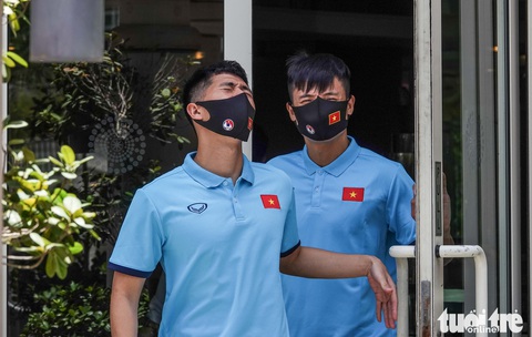 Tuyển Việt Nam tập nhẹ dưới cái nắng bỏng rát 42 độ - Ảnh 4. Tuyển Việt Nam tập nhẹ dưới cái nắng bỏng rát 42 độ - Ảnh 4.