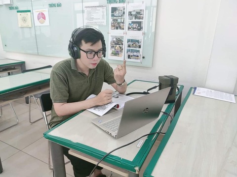 Nhiều trường ở TP.HCM tiếp tục ôn thi trực tuyến cho học sinh lớp 9 - Ảnh 1. Nhiều trường ở TP.HCM tiếp tục ôn thi trực tuyến cho học sinh lớp 9 - Ảnh 1.