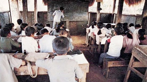 Sân trường kỷ niệm - Kỳ 5: Những lớp học treo ngày đầu hòa bình - Ảnh 2. Sân trường kỷ niệm - Kỳ 5: Những lớp học treo ngày đầu hòa bình - Ảnh 2.