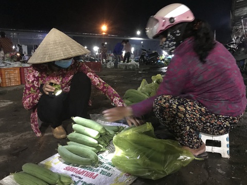 Chợ chồm hổm lúc 0 giờ - Ảnh 2. Chợ chồm hổm lúc 0 giờ - Ảnh 2.