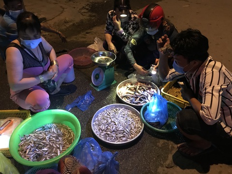 Chợ chồm hổm lúc 0 giờ - Ảnh 5. Chợ chồm hổm lúc 0 giờ - Ảnh 5.