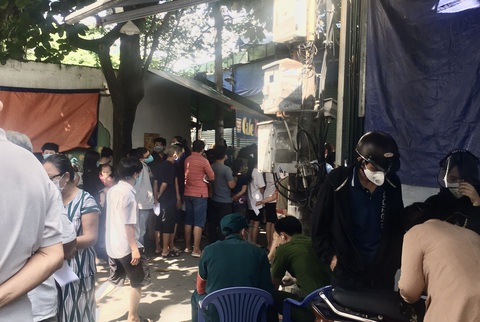 Chen chúc lấy mẫu xét nghiệm COVID-19 tiềm ẩn nguy cơ lây lan dịch - Ảnh 5. Chen chúc lấy mẫu xét nghiệm COVID-19 tiềm ẩn nguy cơ lây lan dịch - Ảnh 5.