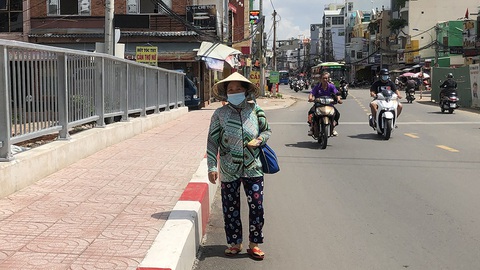 Người bán vé số lại lẻ loi giữa phố phường - Ảnh 4. Người bán vé số lại lẻ loi giữa phố phường - Ảnh 4.