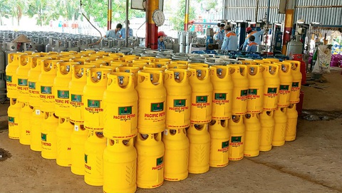 Giá gas tăng trở lại, thêm 14.000 đồng mỗi bình 12kg - Ảnh 1. Giá gas tăng trở lại, thêm 14.000 đồng mỗi bình 12kg - Ảnh 1.