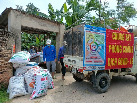 Áo xanh gặt lúa giúp dân vùng tâm dịch Bắc Giang - Ảnh 5. Áo xanh gặt lúa giúp dân vùng tâm dịch Bắc Giang - Ảnh 5.