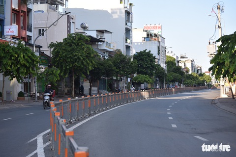 Quận Gò Vấp trong sáng ngày đầu giãn cách xã hội - Ảnh 3. Quận Gò Vấp trong sáng ngày đầu giãn cách xã hội - Ảnh 3.