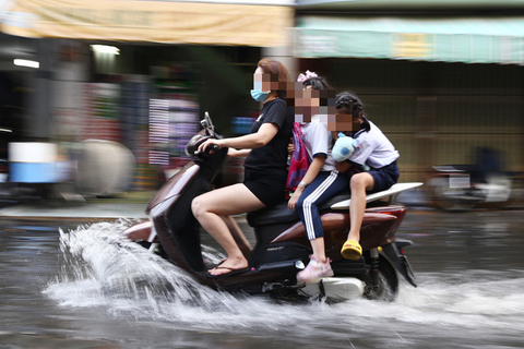 Phụ huynh đội mũ bảo hiểm cho mình, bỏ quên con trẻ - Ảnh 2. Phụ huynh đội mũ bảo hiểm cho mình, bỏ quên con trẻ - Ảnh 2.