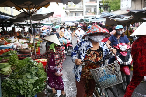 Mua sắm trầm lắng trong ngày đầu tiên TP.HCM thực hiện giãn cách xã hội - Ảnh 2. Mua sắm trầm lắng trong ngày đầu tiên TP.HCM thực hiện giãn cách xã hội - Ảnh 2.