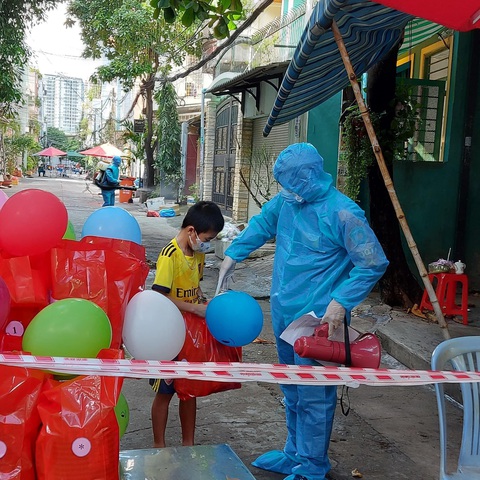 Vượt khó đem niềm vui cho các em thơ - Ảnh 1. Vượt khó đem niềm vui cho các em thơ - Ảnh 1.