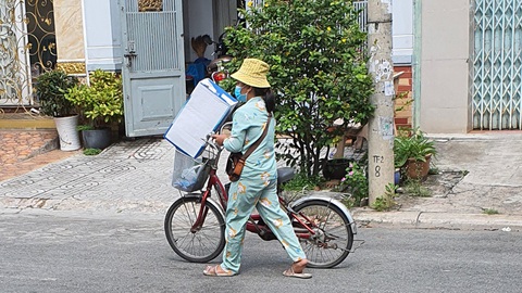 Người bán vé số lại lẻ loi giữa phố phường - Ảnh 3. Người bán vé số lại lẻ loi giữa phố phường - Ảnh 3.