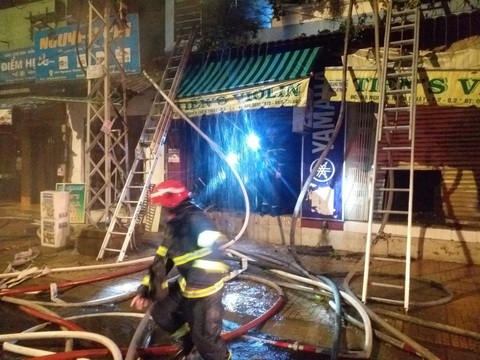 Cứu 4 người thoát khỏi đám cháy sau khi TP.HCM giãn cách xã hội - Ảnh 2. Cứu 4 người thoát khỏi đám cháy sau khi TP.HCM giãn cách xã hội - Ảnh 2.