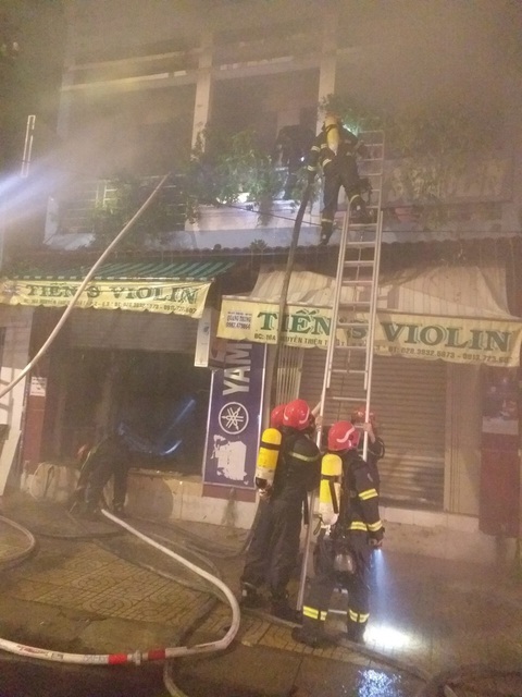 Cứu 4 người thoát khỏi đám cháy sau khi TP.HCM giãn cách xã hội - Ảnh 1. Cứu 4 người thoát khỏi đám cháy sau khi TP.HCM giãn cách xã hội - Ảnh 1.