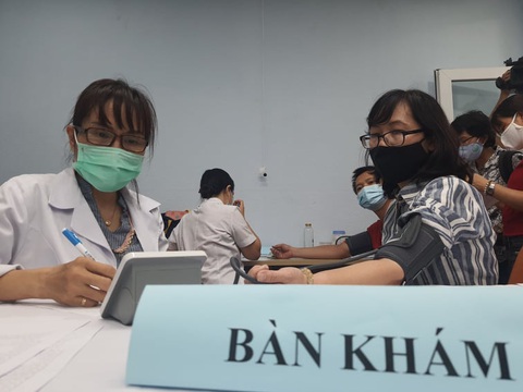 Tiêm vắc xin COVID-19 cho 80 phóng viên, nhà báo ở TP.HCM - Ảnh 1. Tiêm vắc xin COVID-19 cho 80 phóng viên, nhà báo ở TP.HCM - Ảnh 1.
