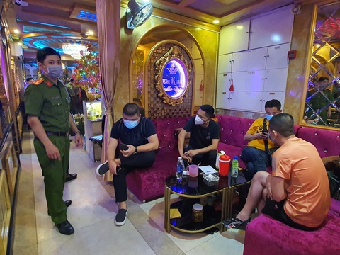 Chưa tự cách ly xong, một người Trung Quốc đã đến nhà hàng ở quận 1 hát hò - Ảnh 4. Chưa tự cách ly xong, một người Trung Quốc đã đến nhà hàng ở quận 1 hát hò - Ảnh 4.