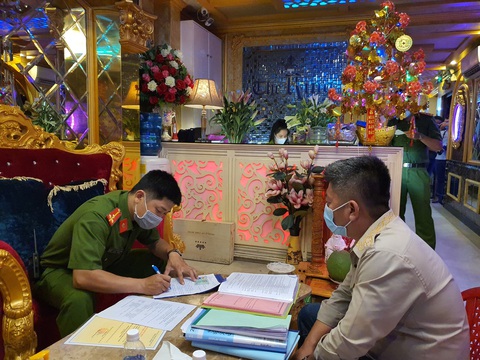 Chưa tự cách ly xong, một người Trung Quốc đã đến nhà hàng ở quận 1 hát hò - Ảnh 5. Chưa tự cách ly xong, một người Trung Quốc đã đến nhà hàng ở quận 1 hát hò - Ảnh 5.