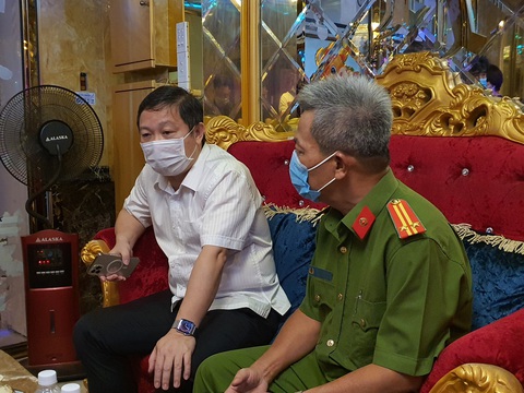 Chưa tự cách ly xong, một người Trung Quốc đã đến nhà hàng ở quận 1 hát hò - Ảnh 6. Chưa tự cách ly xong, một người Trung Quốc đã đến nhà hàng ở quận 1 hát hò - Ảnh 6.