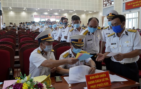Cử tri hải quân, cảnh sát biển đi bầu cử sớm ở Vũng Tàu - Ảnh 4. Cử tri hải quân, cảnh sát biển đi bầu cử sớm ở Vũng Tàu - Ảnh 4.