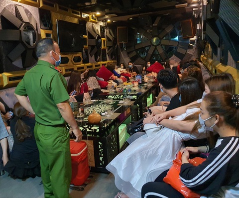 Chưa tự cách ly xong, một người Trung Quốc đã đến nhà hàng ở quận 1 hát hò - Ảnh 3. Chưa tự cách ly xong, một người Trung Quốc đã đến nhà hàng ở quận 1 hát hò - Ảnh 3.