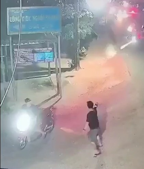 Hai nhóm thanh niên mang súng, mã tấu, dao, rựa hỗn chiến - Ảnh 1. Hai nhóm thanh niên mang súng, mã tấu, dao, rựa hỗn chiến - Ảnh 1.