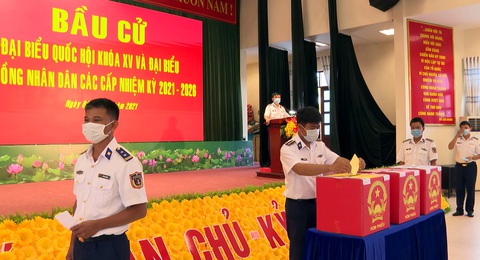 Cử tri hải quân, cảnh sát biển đi bầu cử sớm ở Vũng Tàu - Ảnh 3. Cử tri hải quân, cảnh sát biển đi bầu cử sớm ở Vũng Tàu - Ảnh 3.
