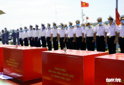 Tàu hải quân chở phiếu bầu cử ra vùng biển chủ quyền - Ảnh 1. Tàu hải quân chở phiếu bầu cử ra vùng biển chủ quyền - Ảnh 1.