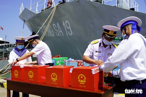 Tàu hải quân chở phiếu bầu cử ra vùng biển chủ quyền - Ảnh 2. Tàu hải quân chở phiếu bầu cử ra vùng biển chủ quyền - Ảnh 2.