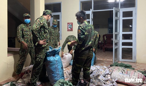 Bị biên phòng phát hiện, nhóm buôn lậu ‘bỏ của chạy lấy người’ - Ảnh 2. Bị biên phòng phát hiện, nhóm buôn lậu ‘bỏ của chạy lấy người’ - Ảnh 2.