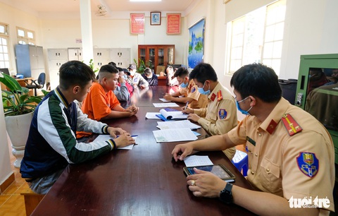 Bắt hết nhóm quái xế náo loạn quốc lộ 20 trong đêm - Ảnh 2. Bắt hết nhóm quái xế náo loạn quốc lộ 20 trong đêm - Ảnh 2.
