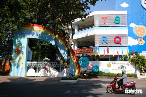 Trường học đóng cửa, phụ huynh nháo nhào tìm chỗ gửi con - Ảnh 1. Trường học đóng cửa, phụ huynh nháo nhào tìm chỗ gửi con - Ảnh 1.